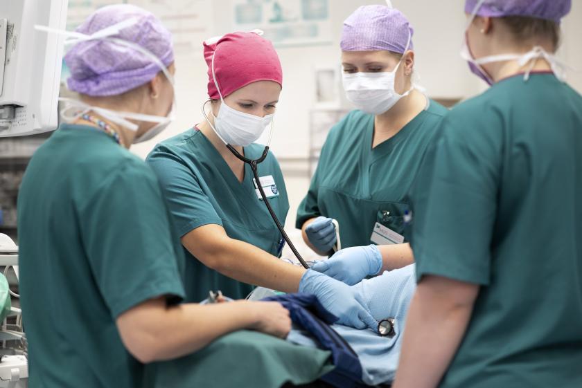 Anestesialääkäri tutkii potilasta leikkaussalissa