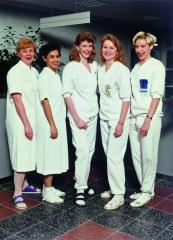Viisi lähihoitajaa vuonna 1994 seisoo rivissä.