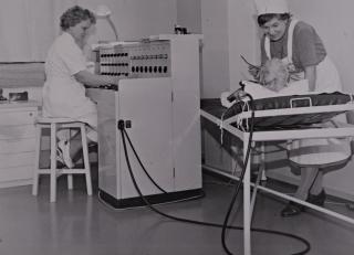 Kuvassa Suomen ensimmäinen aivosähkökäyrä- eli EEG-laite, joka otettiin käyttöön sairaalassa vuonna 1948.