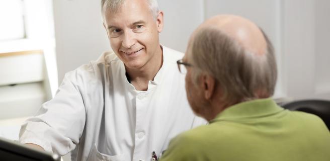 Lääkäri keskustelee potilaan kanssa.