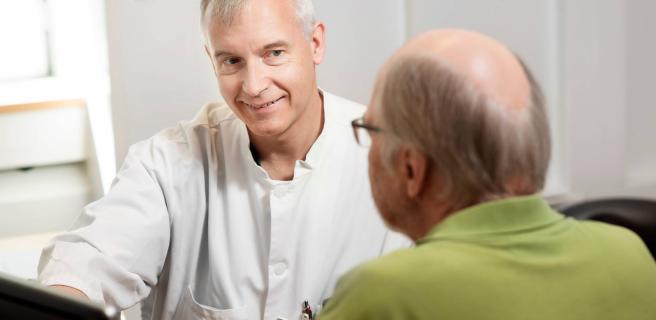 Lääkäri ja potilas.