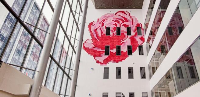 Siltasairaalan aulan ruusuaiheinen taideteos