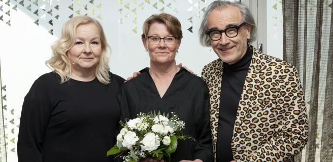 Tehyn johtaja Kirsi Sillanpää, johtava ylihoitaja Kirsi Heino ja filosofi Esa Saarinen.