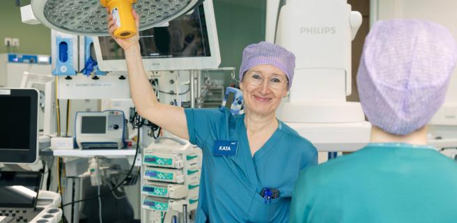 Sairaanhoitaja Katariina Kauste Uuden lastensairaalan leikkaussalissa