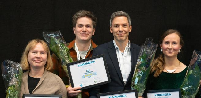 Neljä ihmistä rivissä