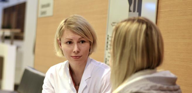 neuropsykologi keskustelee asiakkaan kanssa.