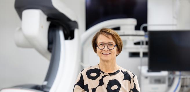 Anne Vakkuri kuvattuna leikkaussalissa.
