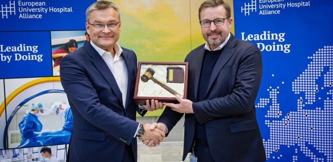 Aarhusin yliopistosairaalan toimitusjohtaja Thomas Balle Kristensen siirsi EUHA:n puheenjohtajuuden HUSin toimitusjohtaja Matti Bergendahlille 21.11.2025 Aarhusissa järjestetyn EUHA:n jäsenkokouksen päätteeksi.