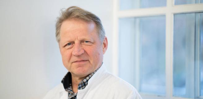 Mieslääkäri vaaleaa taustaa vasten