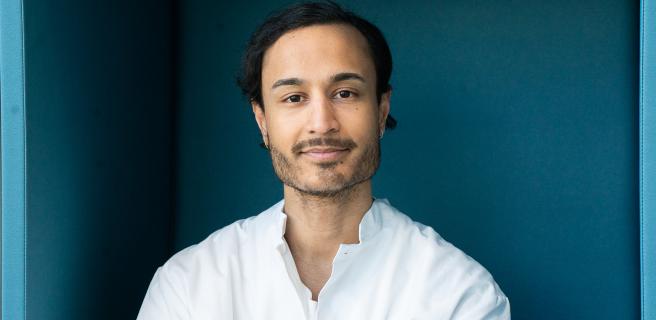 Rahul Raj i vit skjorta mot en blå bakgrund.