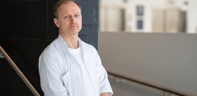 Jukka Putaala lääkärintakissa.