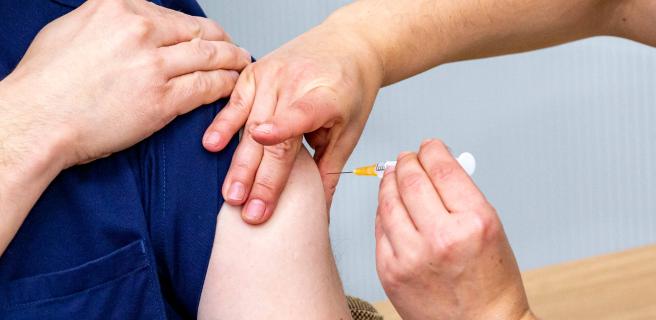 En person får en vaccin i armen.