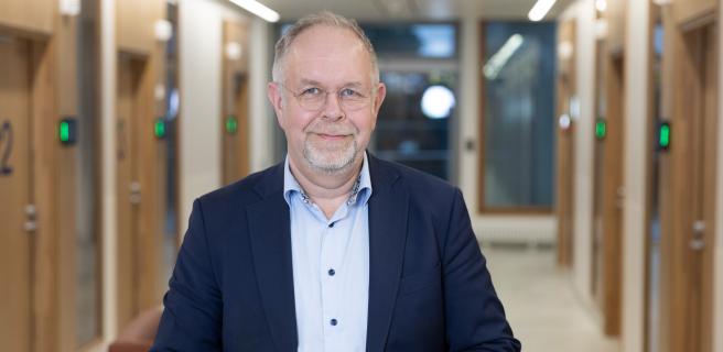 Ortopedian ja traumatologian erikoislääkäri, dosentti Mika Paavola.