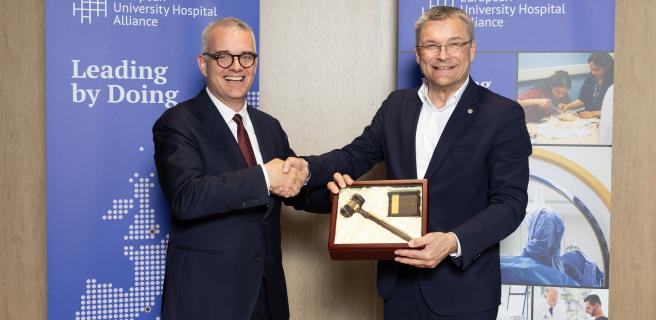 Etienne Gayat ja Matti Bergendahl kättelemässä.