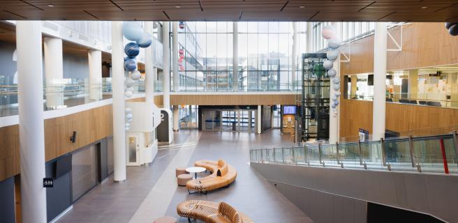 Alt text: Jorvin sairaalan uusi avara pääaula, jossa on moderni sisustus ja suuret ikkunat.