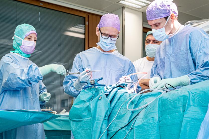 Neurokirurgi Atte Karppinen leikkaa lapsen epilepsiapesäkkeen Uudessa lastensairaalassa.