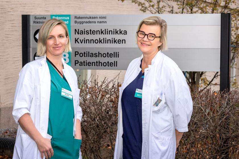 Kaksi naislääkäriä Naistenklinikan edessä