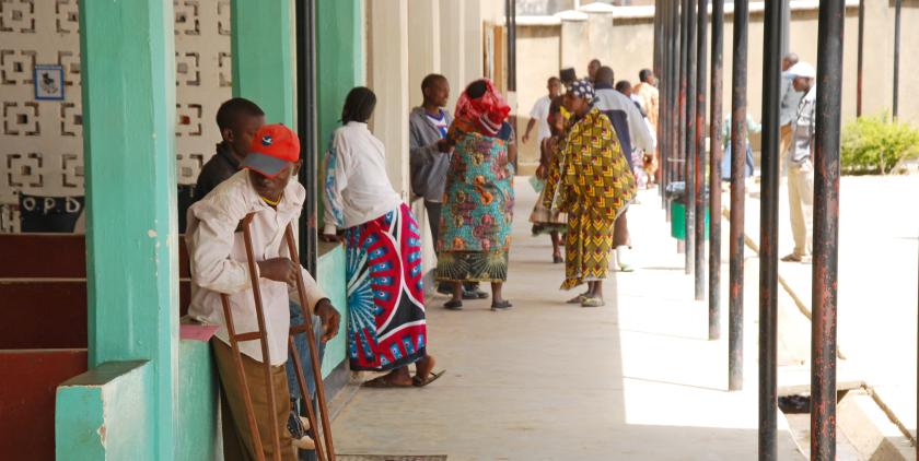 Ihmisiä tansanialaisen sairaalan ulkopuolella jonossa.