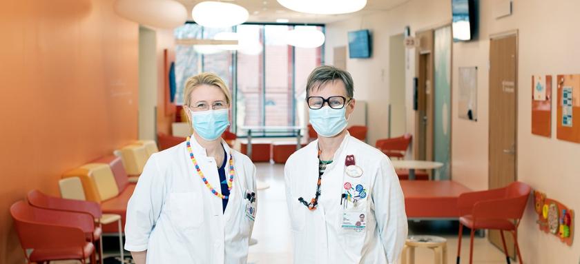 Kaksi naisoletettua lääkäriä sairaalan käytävällä.