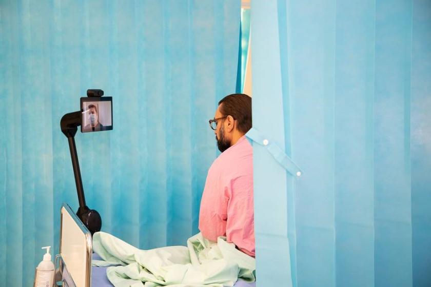 Hoitaja saa videorobotin välityksellä yhteyden potilaaseen