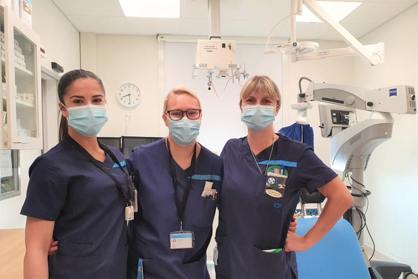 Okuloplastian ja sarveiskalvo- ja etuosakirurgian opiskelijavastaavat ja osastonhoitaja vierekkäin