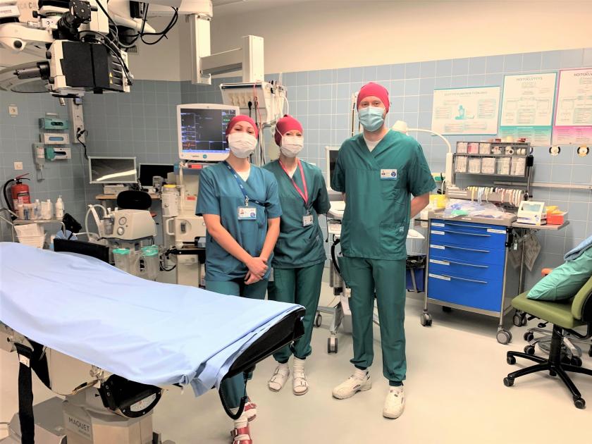 Hoitajat seisovat rivissä leikkaussalissa