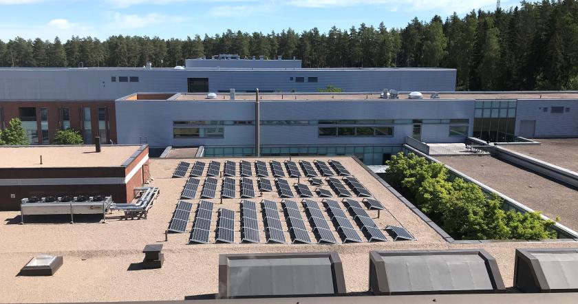 Lohjan sairaalan katolle asennettiin vuonna 2021 toinen aurinkosähkövoimala.