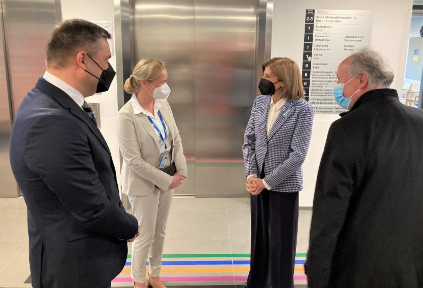 EU:n terveyskomissaari Stella Kyriakides vieraili perhe- ja peruspalveluministeri Aki Lindénin kanssa HUSin Syöpäkeskuksessa.