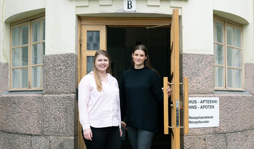 Nelli Kaasalainen ja Milla Berg seisovat sairaala-apteekin ulko-ovella. 