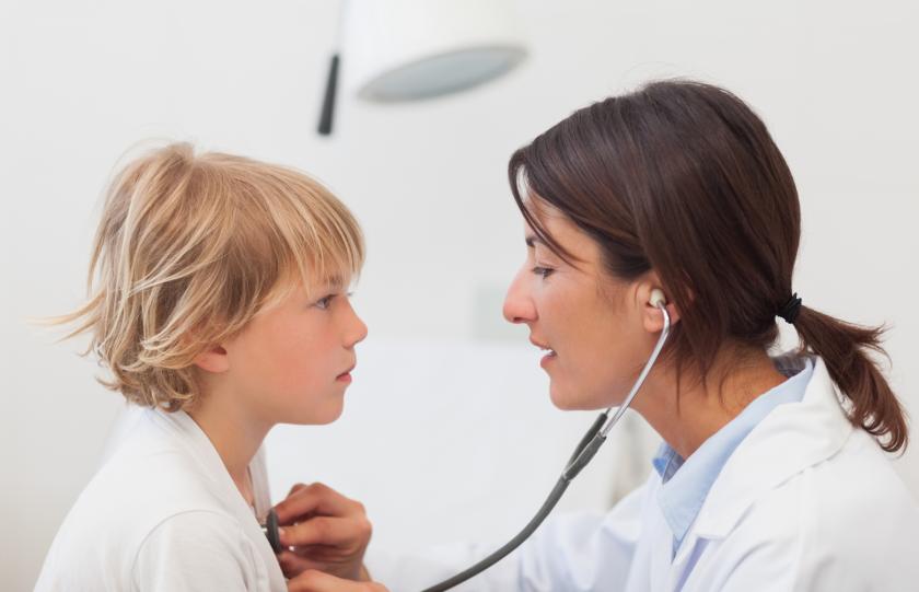 Lääkäri kuuntelee lapsen sydäntä