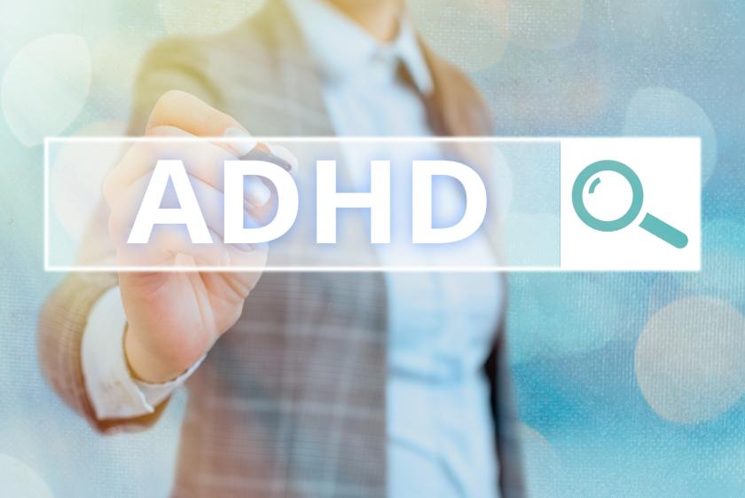 Kuvassa henkilö kirjoittaa näytölle sanan adhd.