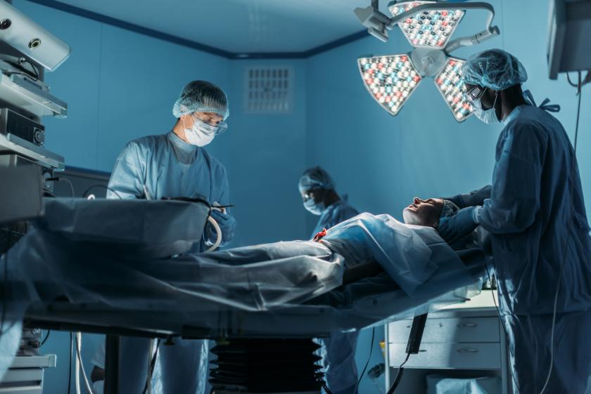 Leikkaussalitiimi tekemässä leikkausta leikkaussalissa.