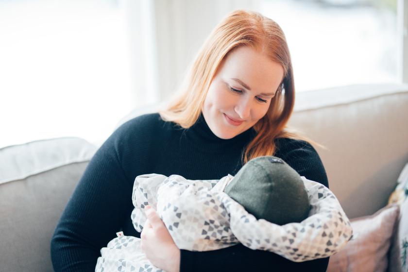 Iida Åfeldt pitää sylissään vauvaa.