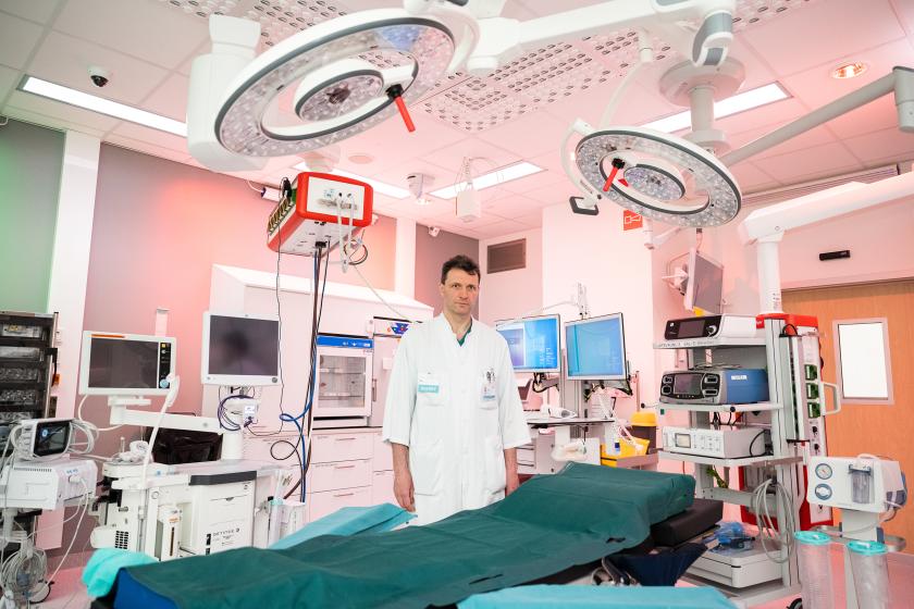 Ylilääkäri Alexey Schramko leikkaussalissa.
