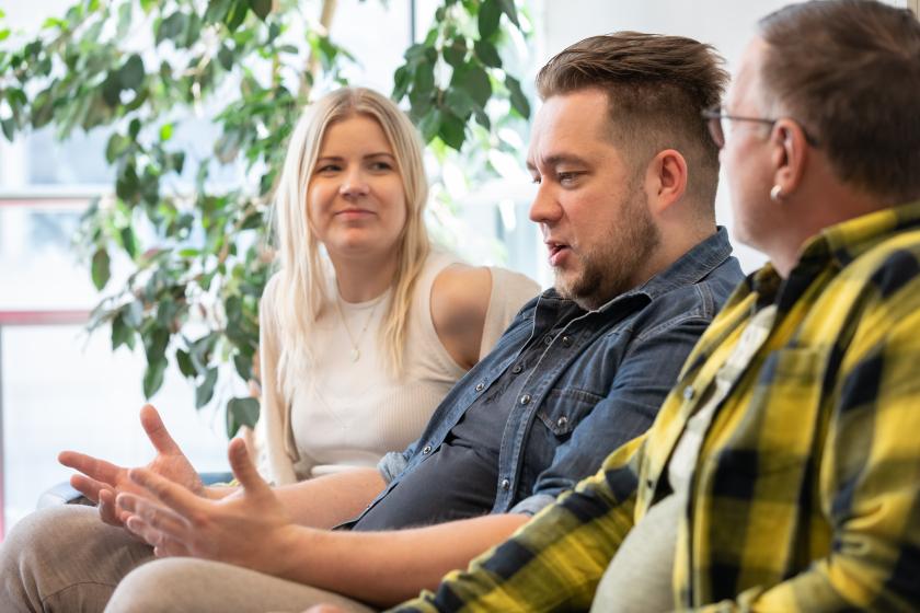 Psykiatrian henkilökunta keskustelemassa