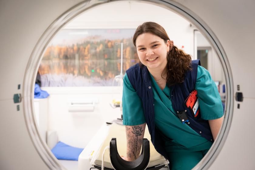 En röntgenskötare tittar igenom en magnetröntgenapparat.