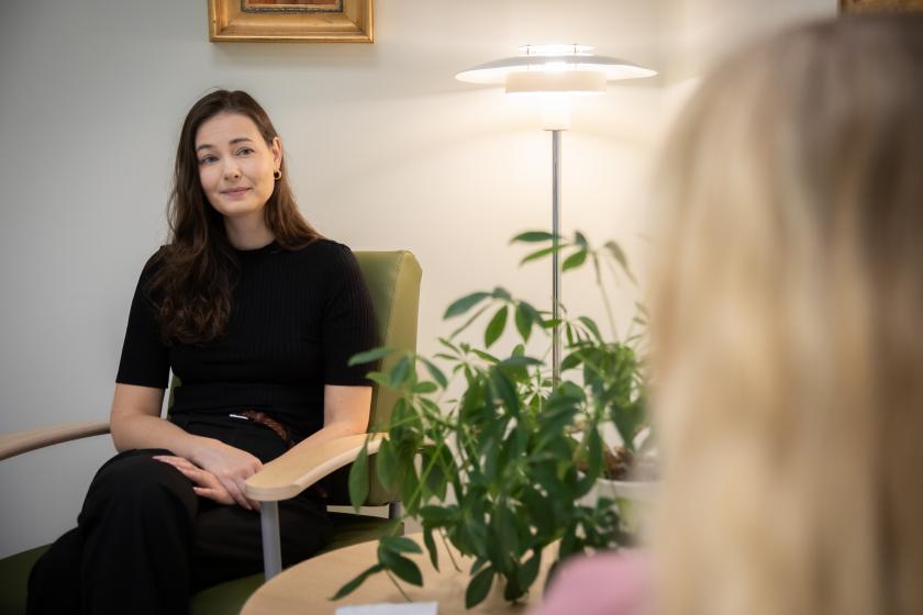 Asiantuntija keskustelee asiakkaan kanssa Seri-tukikeskuksessa.