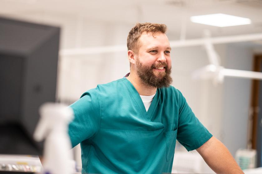 Akuuttilääketieteen erikoislääkäri töissä HUSissa