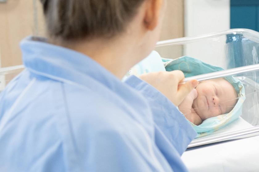 Äiti ja vastasyntynyt vauva sairaalassa