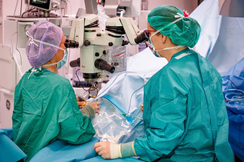 Silmäkirurgi ja hoitaja silmäleikkauksessa
