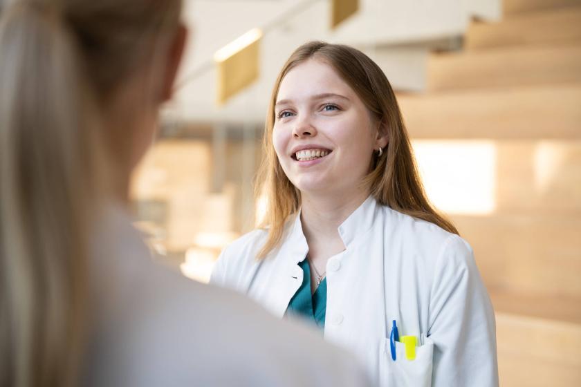 Lääkäriopiskelija ja opettaja