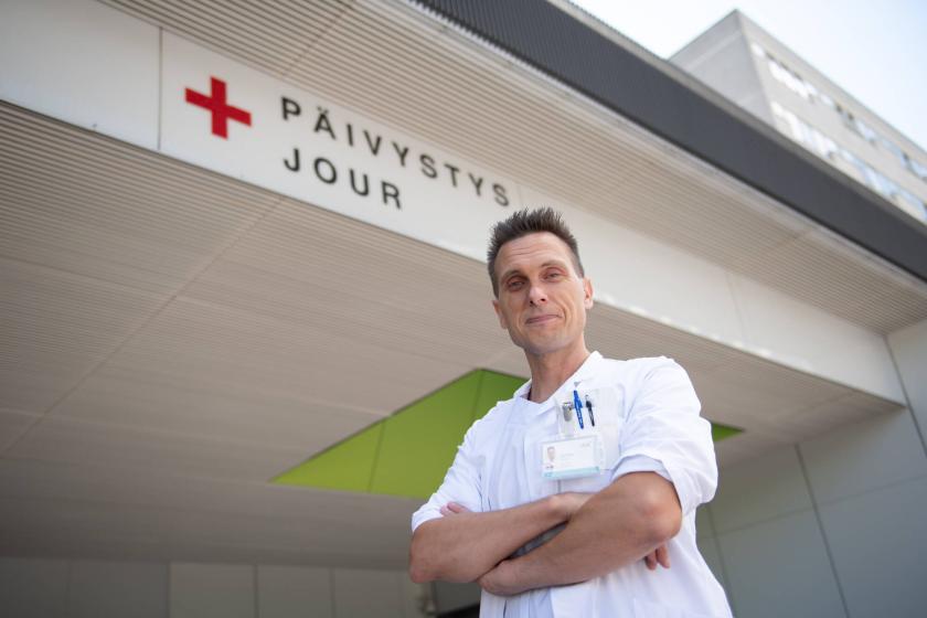 Kimmo Suojanen Jorvin päivystyksen pääoven edessä