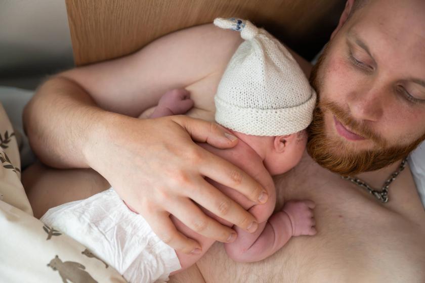 Vastasyntynyt vauva makaa ihokontaktissa vanhempansa sylissä.
