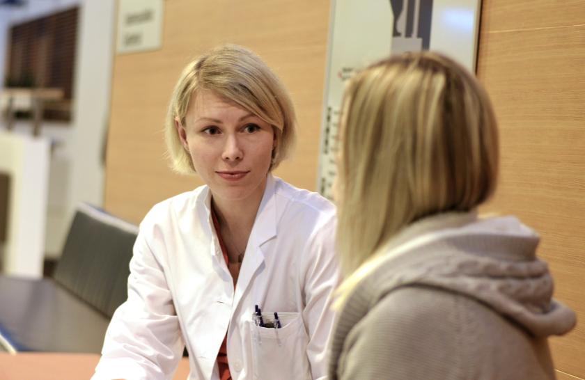 neuropsykologi keskustelee asiakkaan kanssa.