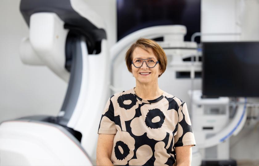 Anne Vakkuri kuvattuna leikkaussalissa.