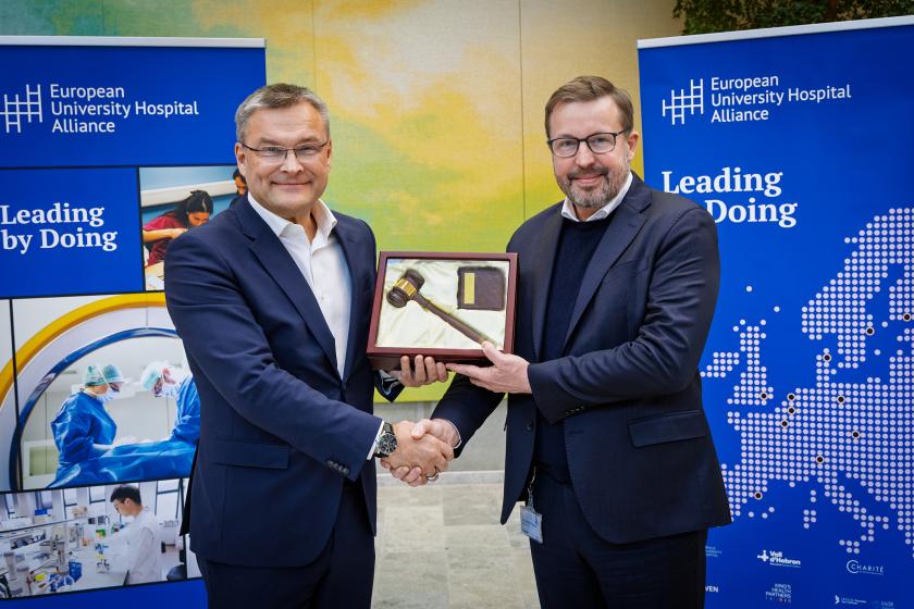 Aarhusin yliopistosairaalan toimitusjohtaja Thomas Balle Kristensen siirsi EUHA:n puheenjohtajuuden HUSin toimitusjohtaja Matti Bergendahlille 21.11.2025 Aarhusissa järjestetyn EUHA:n jäsenkokouksen päätteeksi.
