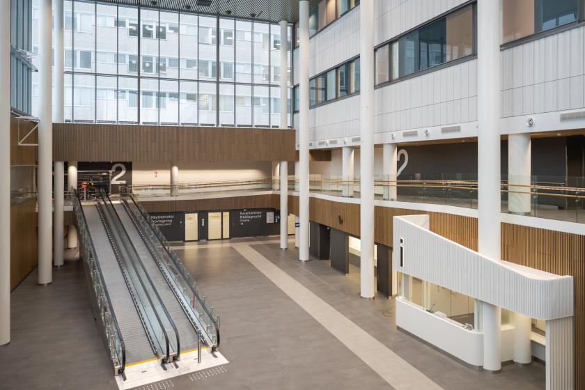 Uusi avara pääaula Jorvin sairaalassa, jossa on liukukäytävä ja modernia arkkitehtuuria.