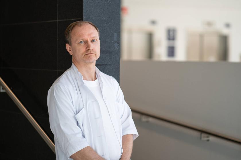 Jukka Putaala lääkärintakissa.