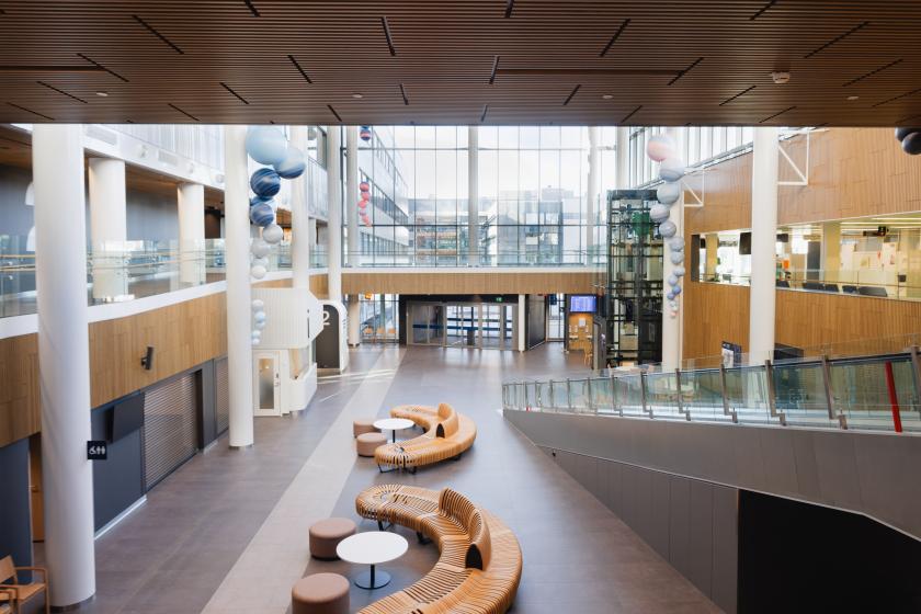 Alt text: Jorvin sairaalan uusi avara pääaula, jossa on moderni sisustus ja suuret ikkunat.