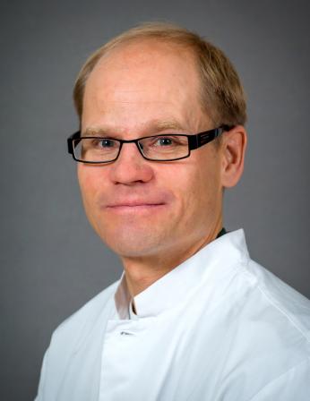 Neurokirurgian osastonylilääkäri Atte Karppinen